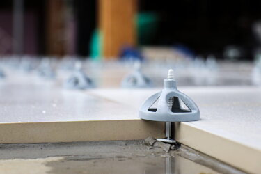 skrutkovací nivelačný systém