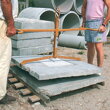 Ukážka zdvíhania betónovej dlaždice